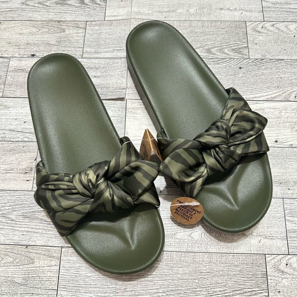 NWT‎ VS PINK ANIMAL PRINT BOW SLIDES
